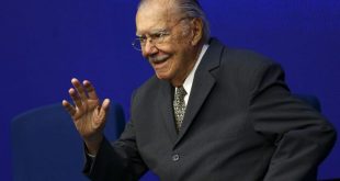 José Sarney recebe alta após cirurgia abdominal e nove dias internado
