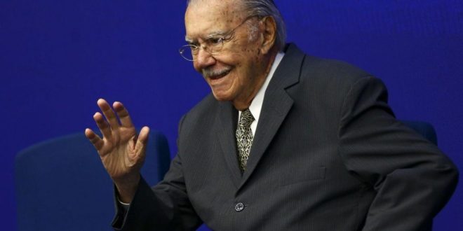 José Sarney recebe alta após cirurgia abdominal e nove dias internado