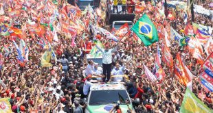 Lula termina campanha no ataque a Flávio Bolsonaro no Rio e em São Paulo