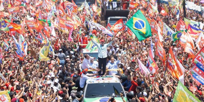 Lula termina campanha no ataque a Flávio Bolsonaro no Rio e em São Paulo