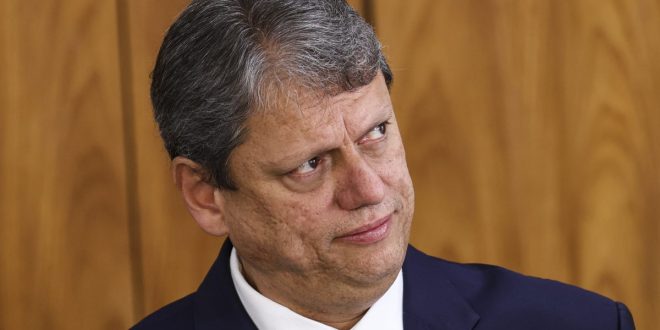 Tarcísio se distancia de Flávio, reconhece vitória de Lula e diz que é preciso seguir em frente